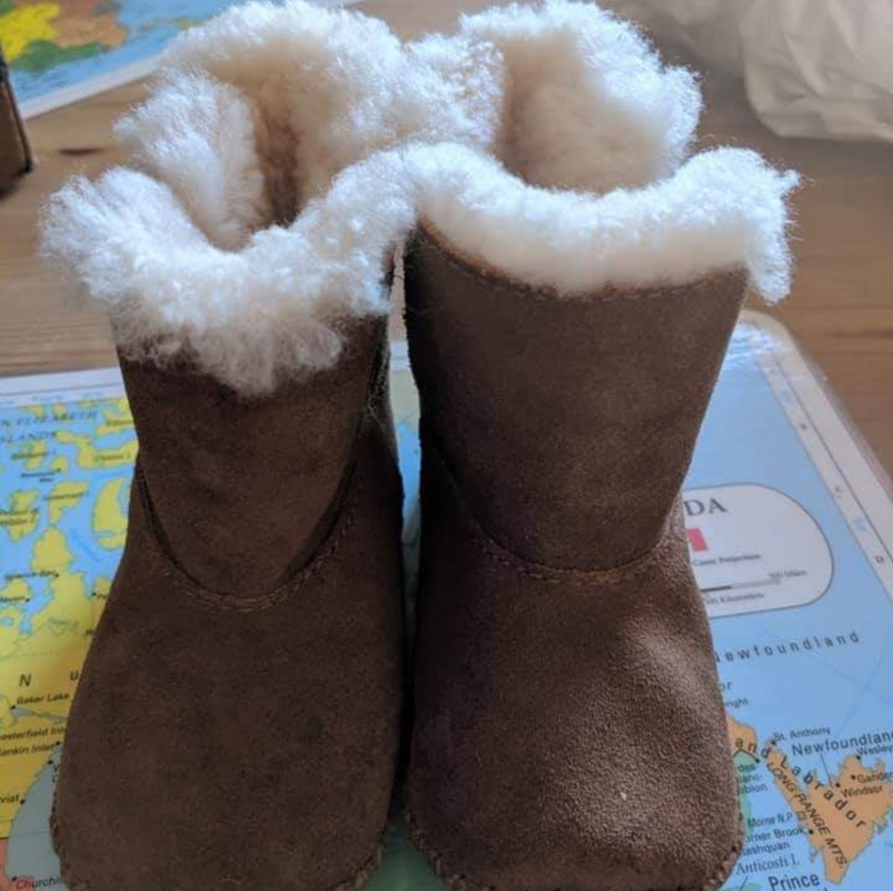 Size 4/5 toddler baby uggs